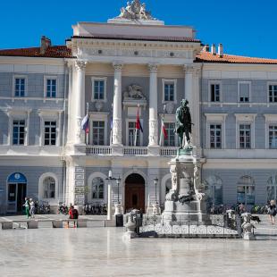 Ogled povečano sliko Tartinijev spomenik